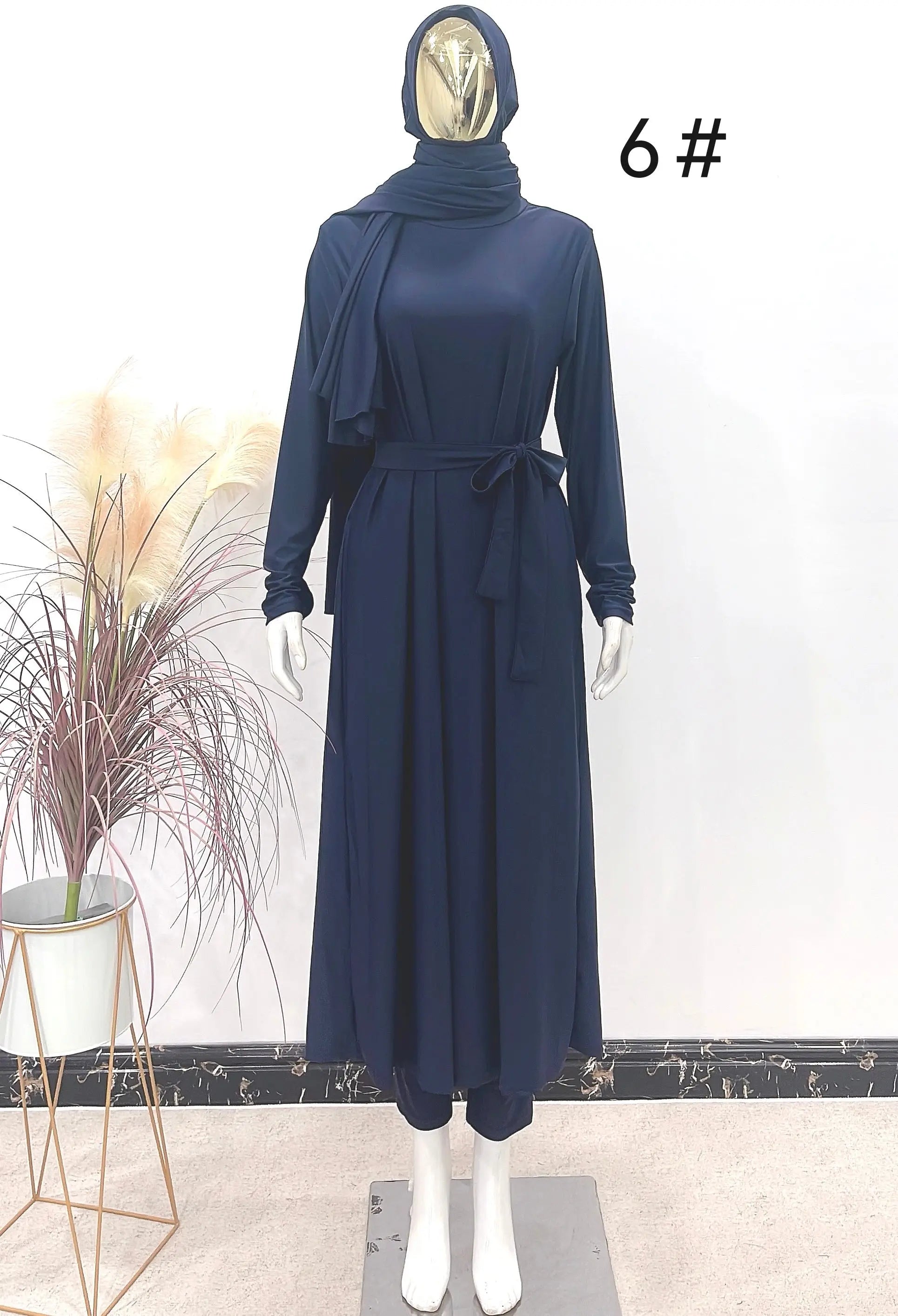 Mooie matte burkini Oulfa: marineblauwe abaya met hoge kraag en riem