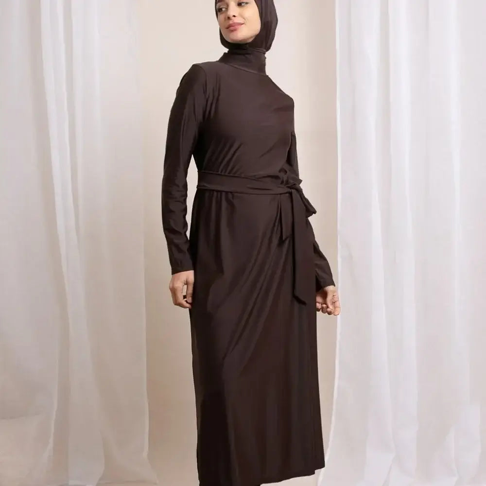 Mooie matte burkini Oulfa: bruine hijab met hoge hals en lange mouwen