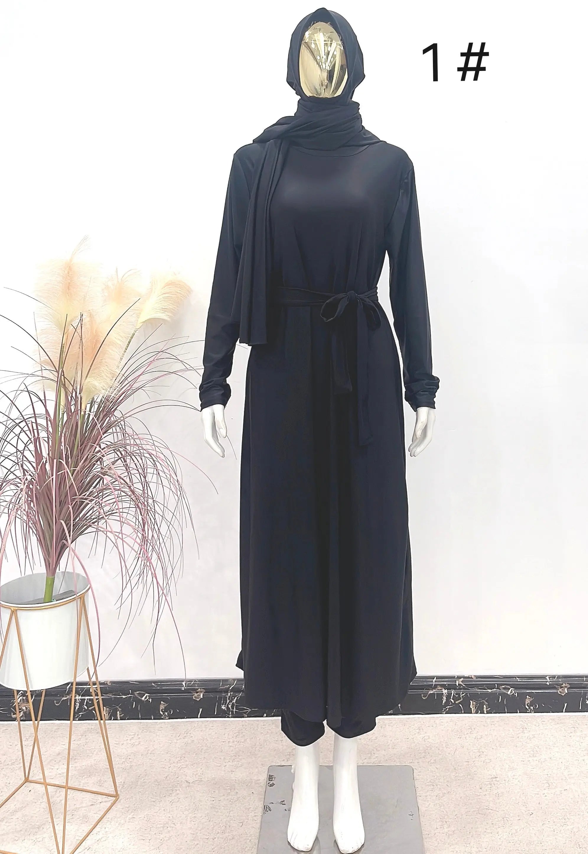 Mooie matte burkini Oulfa: zwarte col maxi jurk met riem en lange mouwen