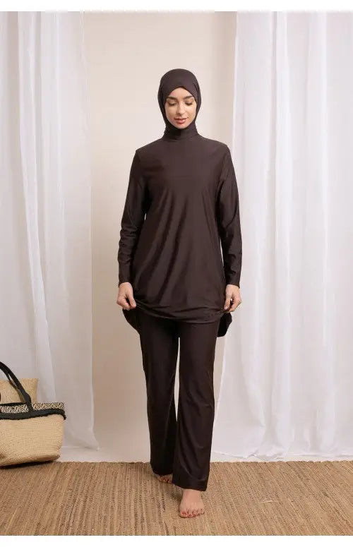 Model in een bruine turtleneck tuniek met zwarte broek en hijab, Palazzo Burkini