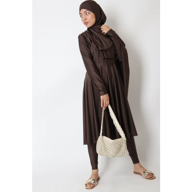 Bruine geplooide jurk met hijab en witte haakwerk tas voor Burkini rits (lang)