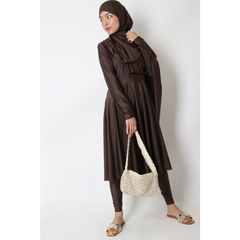 Bruine geplooide jurk met hijab en witte haakwerk tas voor Burkini rits (lang)