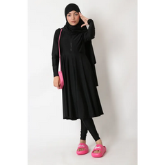 Zwarte burkini rits lang met hoge kraag, lange mouwen en roze slippers