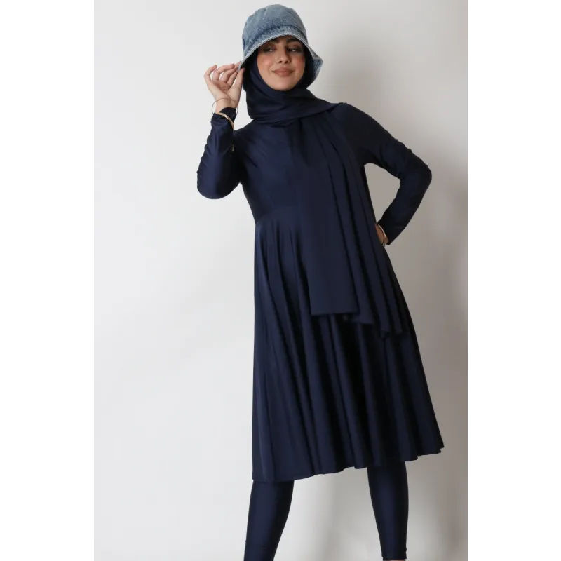 Marineblauwe hooded jurk met bijpassende sjaal en hoed van zachte jersey