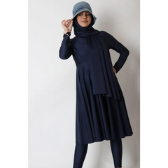 Marineblauwe hooded jurk met bijpassende sjaal en hoed van zachte jersey