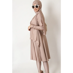 Beige geplooide hijab met bijpassende jurk en zonnebril in Burkini rits (lang)