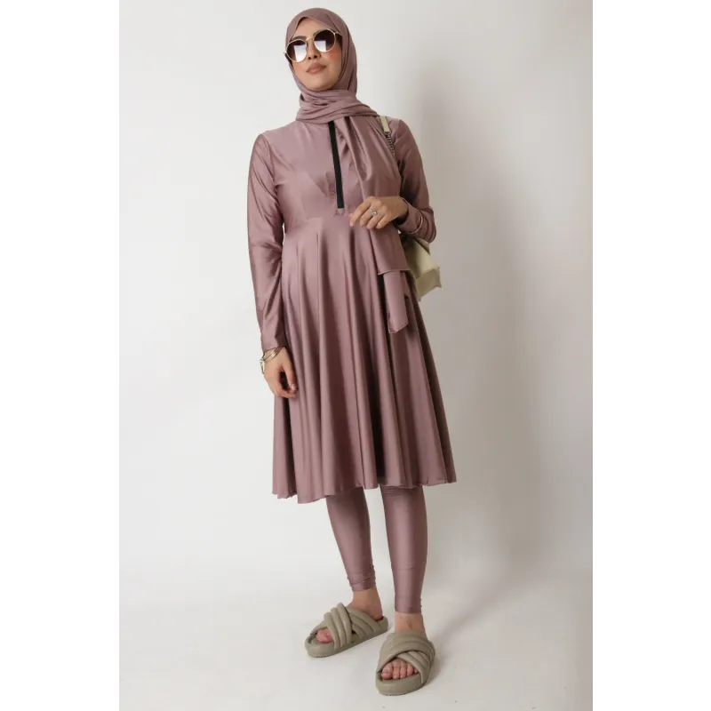 Mauve geplooide hijab jurk met legging, sandalen en strikdetail