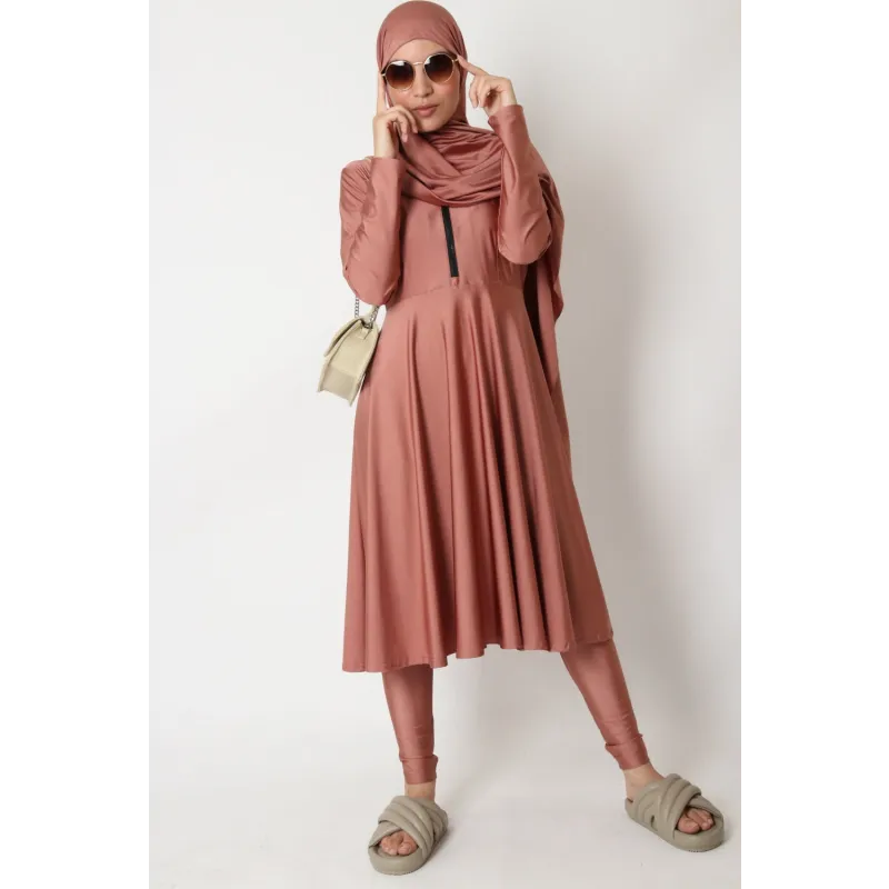 Stoffenroze geplooide abaya met bijpassende hijab en zonnebril, beige tas