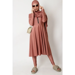 Stoffenroze geplooide abaya met bijpassende hijab en zonnebril, beige tas