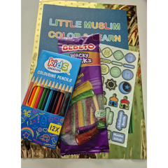 Een levendig blauwe doos cadeaupakket color and learn met 12 creatieve kleurpotloden met regenboogkleurige punten en speelse tekeningen