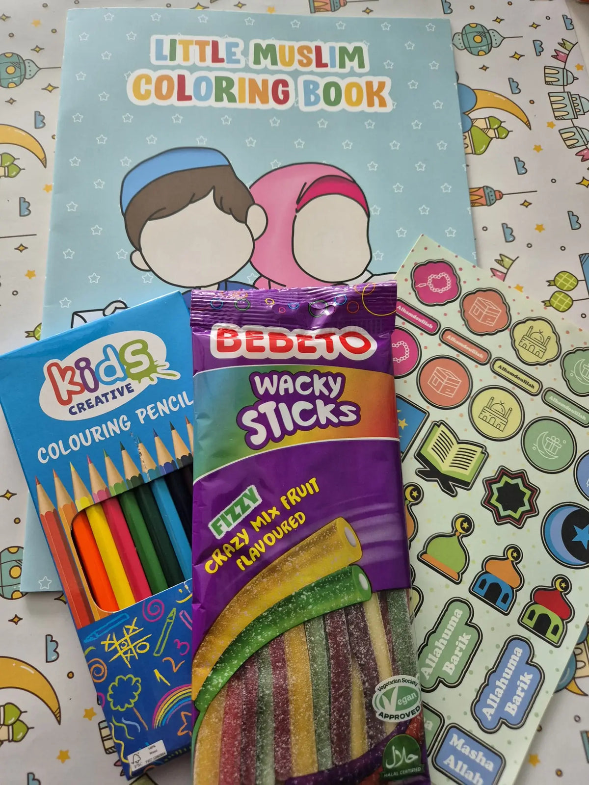 Een kleurrijk cadeaupakket kleurboek met bedeto wacky sticks snoep in regenboogkleurige gummies met suikerlaag