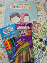 Een kleurrijk cadeaupakket kleurboek met bedeto wacky sticks snoep in regenboogkleurige gummies met suikerlaag