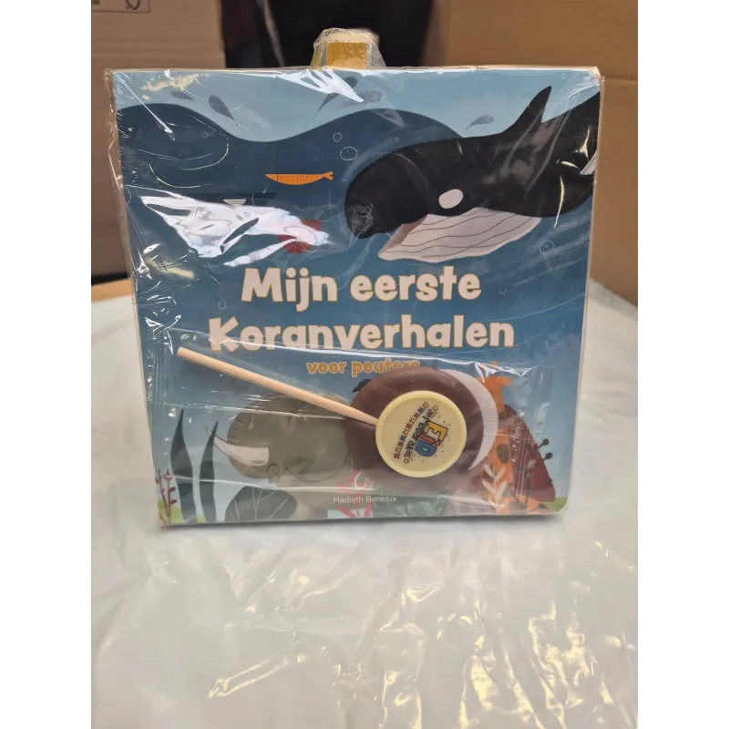 Houten speelgoedboot met bruin-wit zeil in cadeaupakket peuters