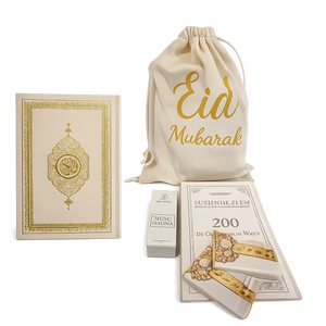 Creamkleurige drawstring tas van beige velvet met gouden egal eid mubarak tekst cadeaupakketje beige velvet