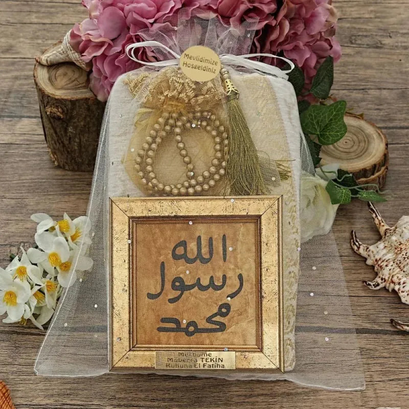 Gouden plaque met Arabische kalligrafie en kwastje in organza, Cadeaupakketje met schilderijtje