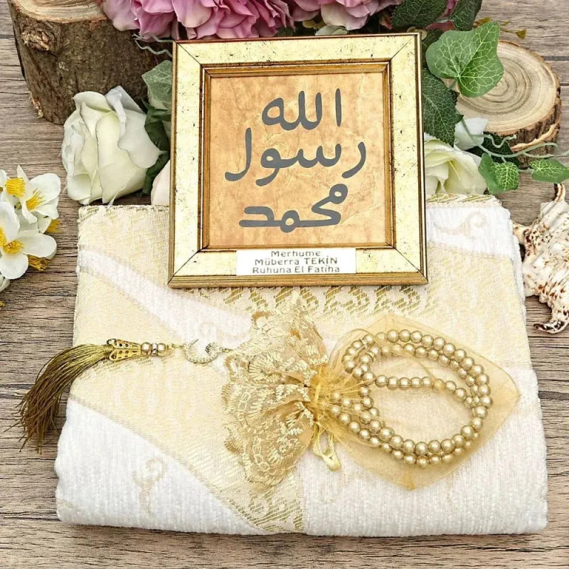Gouden schilderij met Arabische kalligrafie Allah resool Mohammed en Fatiha-label op beige achtergrond in Cadeaupakketje met schilderijtje