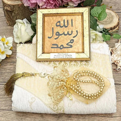 Gouden schilderij met Arabische kalligrafie Allah resool Mohammed en Fatiha-label op beige achtergrond in Cadeaupakketje met schilderijtje