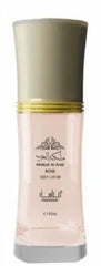 Een slanke doorzichtige glazen fles molkat al arab rose body lotion met metalen zilveren dop en gouden band in cadeauset lovely heren en dames
