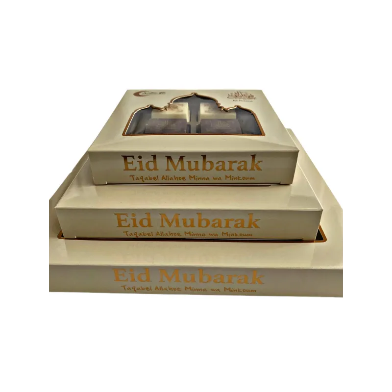 Gestapelde Eid Mubarak cadeauboxen met chocolade bonbons en Eid Mubarak print