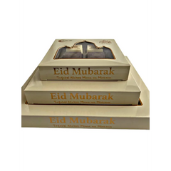 Gestapelde Eid Mubarak cadeauboxen met chocolade bonbons en Eid Mubarak print