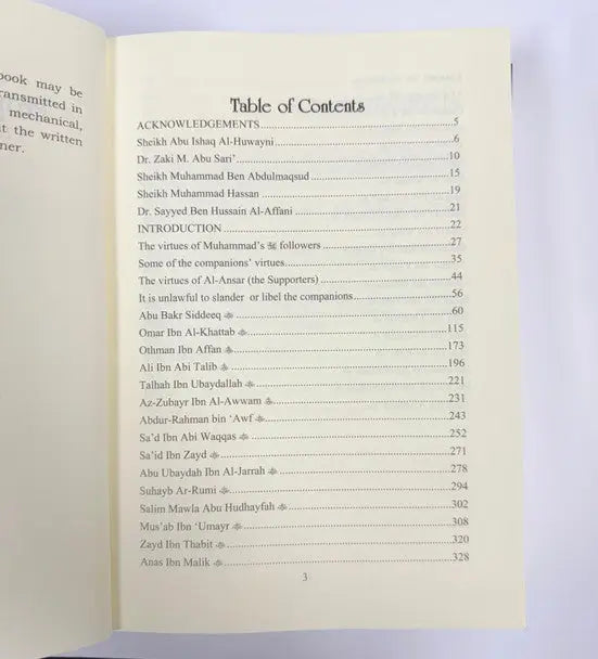 De inhoudsopgavepagina van Companions of Prophet Muhammad PBUH boek met hoofdstuktitels en auteursnamen op offwhite papier