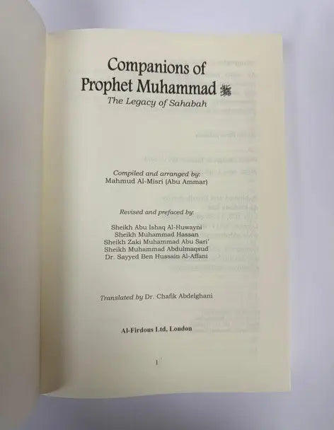 De titelpagina van het boek compagnons van profeet muhammad pbu h met zwarte tekst op off-white papier