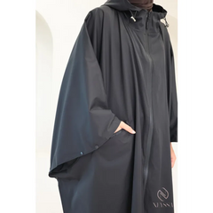 Zwarte dames poncho regenachtige dagen waterafstotend met capuchon en logo