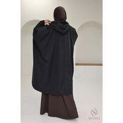 Zwarte dames poncho met capuchon en wijd ontwerp voor regenachtige dagen