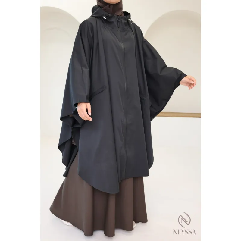 Zwarte dames poncho met capuchon, brede mouwen en waterafstotend voor regenachtige dagen