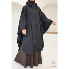 Zwarte dames poncho met capuchon, brede mouwen en waterafstotend voor regenachtige dagen