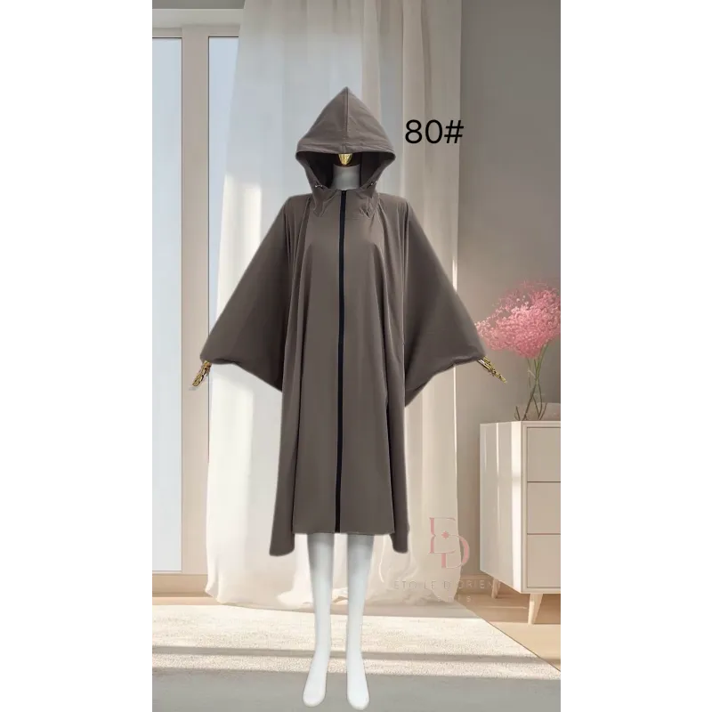 Charcoal grijze dames poncho met waterafstotende stof, goudaccenten en verstelbare capuchon voor regenachtige dagen