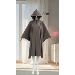 Charcoal grijze dames poncho met waterafstotende stof, goudaccenten en verstelbare capuchon voor regenachtige dagen