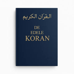 Blauwe boek met gouden letters van De Edele Koran in het Nederlands en Arabisch naast elkaar