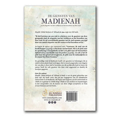 Leder gebonden boek met goud geperst titel en bloemmotief op rug van De Gunsten van Madienah