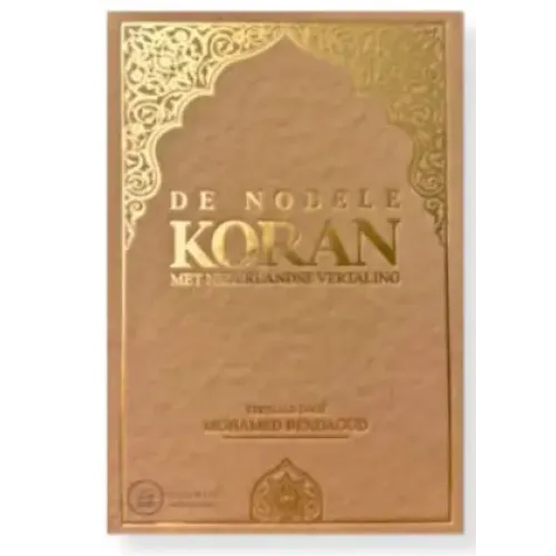 Tan-kleurig boek met gouden accenten van De Nobele Koran Nederlandse Vertaling