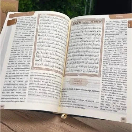 Open Koran met Nederlandse vertaling van M. Bendaoud in De Nobele Koran