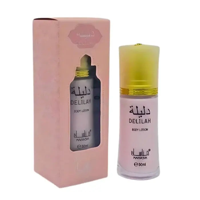 Een strak transparant glazen flesje delilah body lotion van manasik met gouden dop en arabische tekst op het etiket