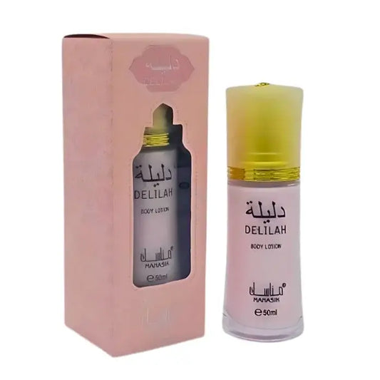 Een strak transparant glazen flesje delilah body lotion van manasik met gouden dop en arabische tekst op het etiket