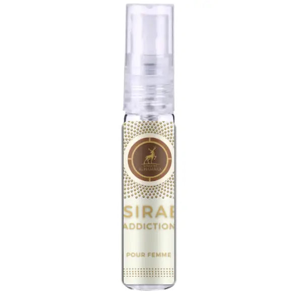 Een slanke transparante glazen parfumfles met een gouden en witte label van sirab addiction pour femme van desir able addiction
