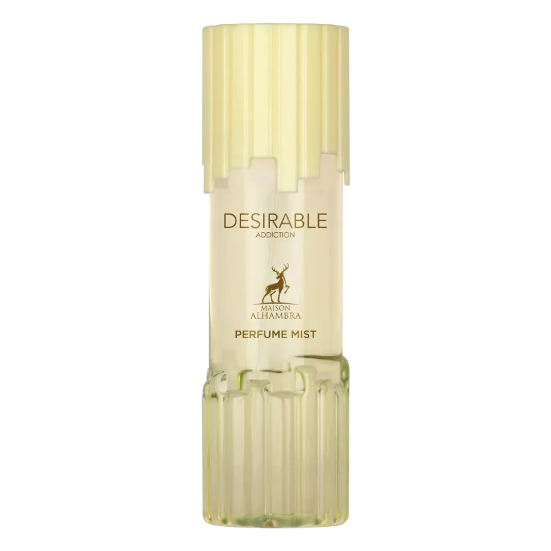 Een slanke, doorschijnende glazen fles met een geribbelde vorm en een bleekgele dop, labeled Desirable Addiction body mist van Maison Alhambra