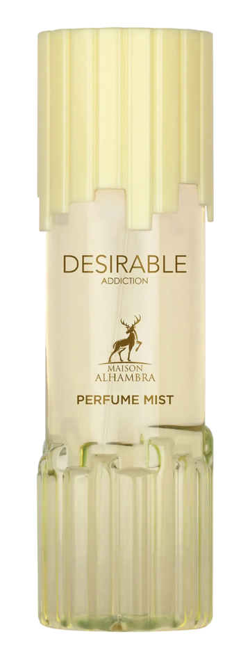 Een slanke, doorschijnende glazen fles met een geribbelde vorm en een bleekgele dop, labeled Desirable Addiction body mist van Maison Alhambra