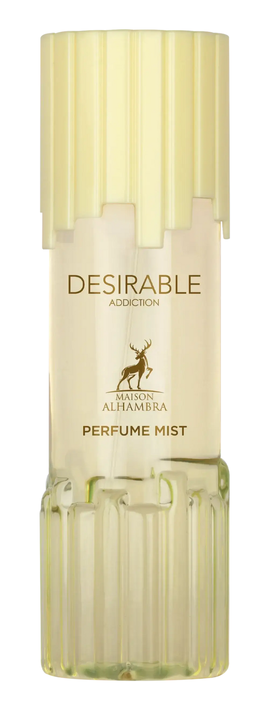 Een slanke, doorschijnende glazen fles met een geribbelde vorm en een bleekgele dop, labeled Desirable Addiction body mist van Maison Alhambra