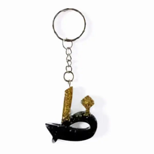 Zwarte resin sleutelhanger met goudaccent arabisch letterontwerp en metalen ring voor dagelijks gebruik