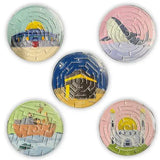 Set van vijf kleurrijke ronde doolhofspel tokens met islamitische illustraties zoals boog, walvis en moskee