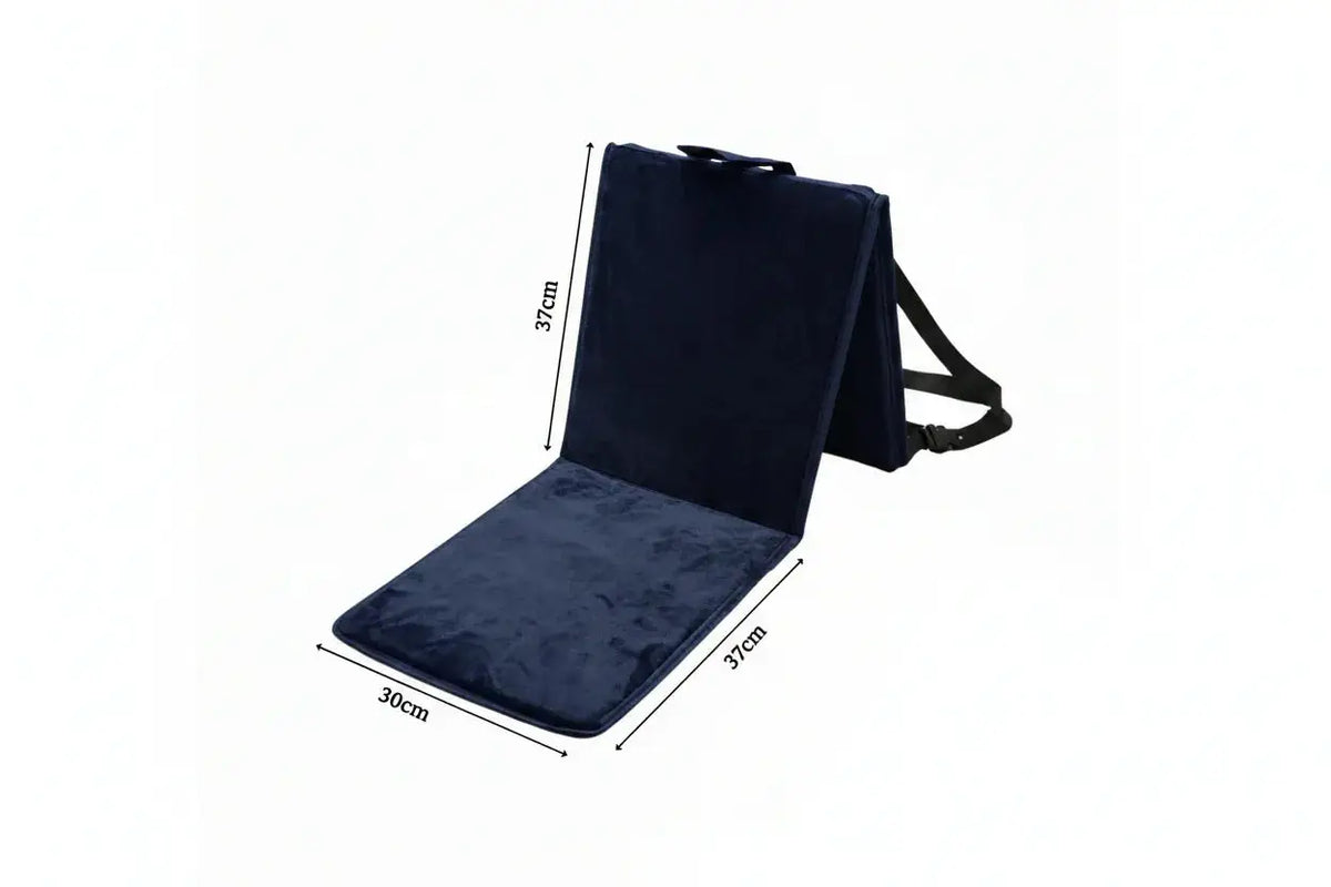 Navy blauwe opvouwbare campingstoel met zwarte riemen en gevoerde zitting en rugleuning voor draagbare gebedskleed