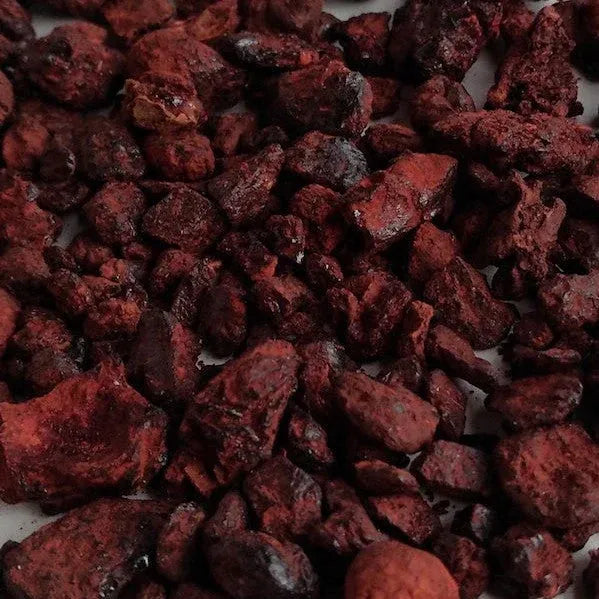 Donkere rode, onregelmatige stukken gedroogde dragonblood wierookhars 25 gram