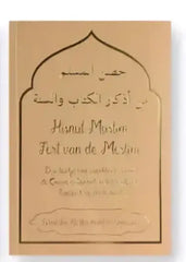 Beige hardcover dua boekje hisnul muslim met goudgeblokte arabische en Engelse tekst voor moslimgebruik