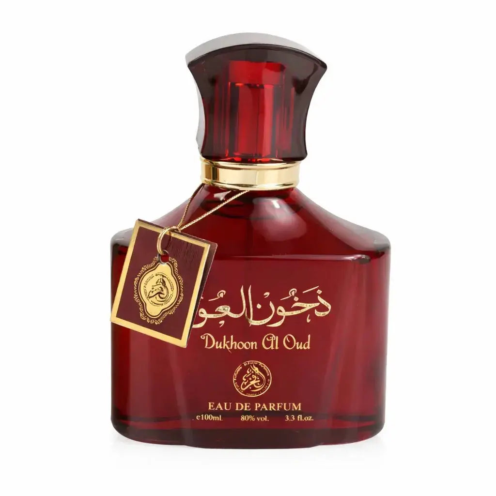 Een rijk diep rood glazen parfumflesje dukhoon al oud edp met gouden dop en arabische sierlettering en naam