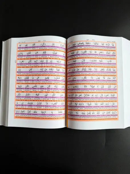 Een open easy quran 2 boek met zwarte arabische tekst en paarse en oranje lijnen voor woord-voor-woord vertaling