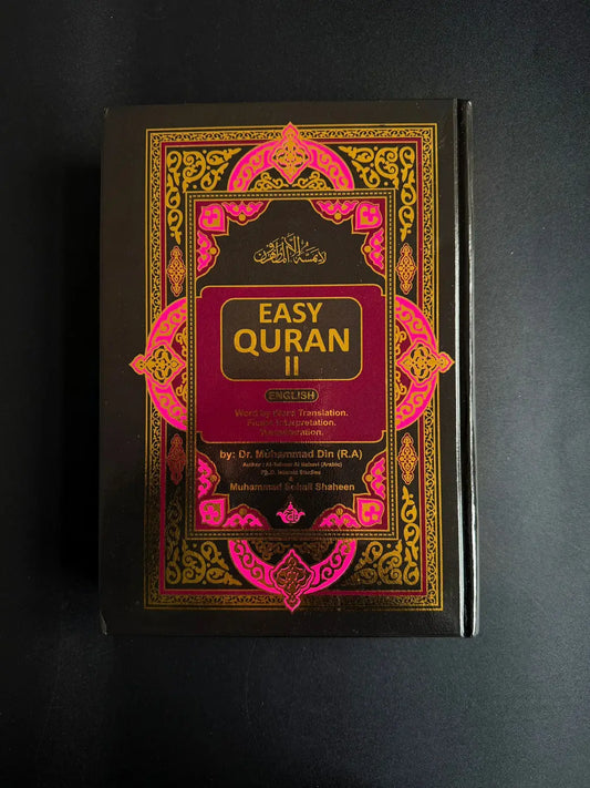 Zwarte hardcover easy quran ii met roze en gouden sierlijke rand, woord voor woord vertaald met transliteratie